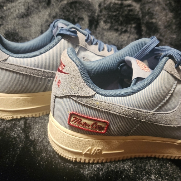 Nike - Picture 2 of 11